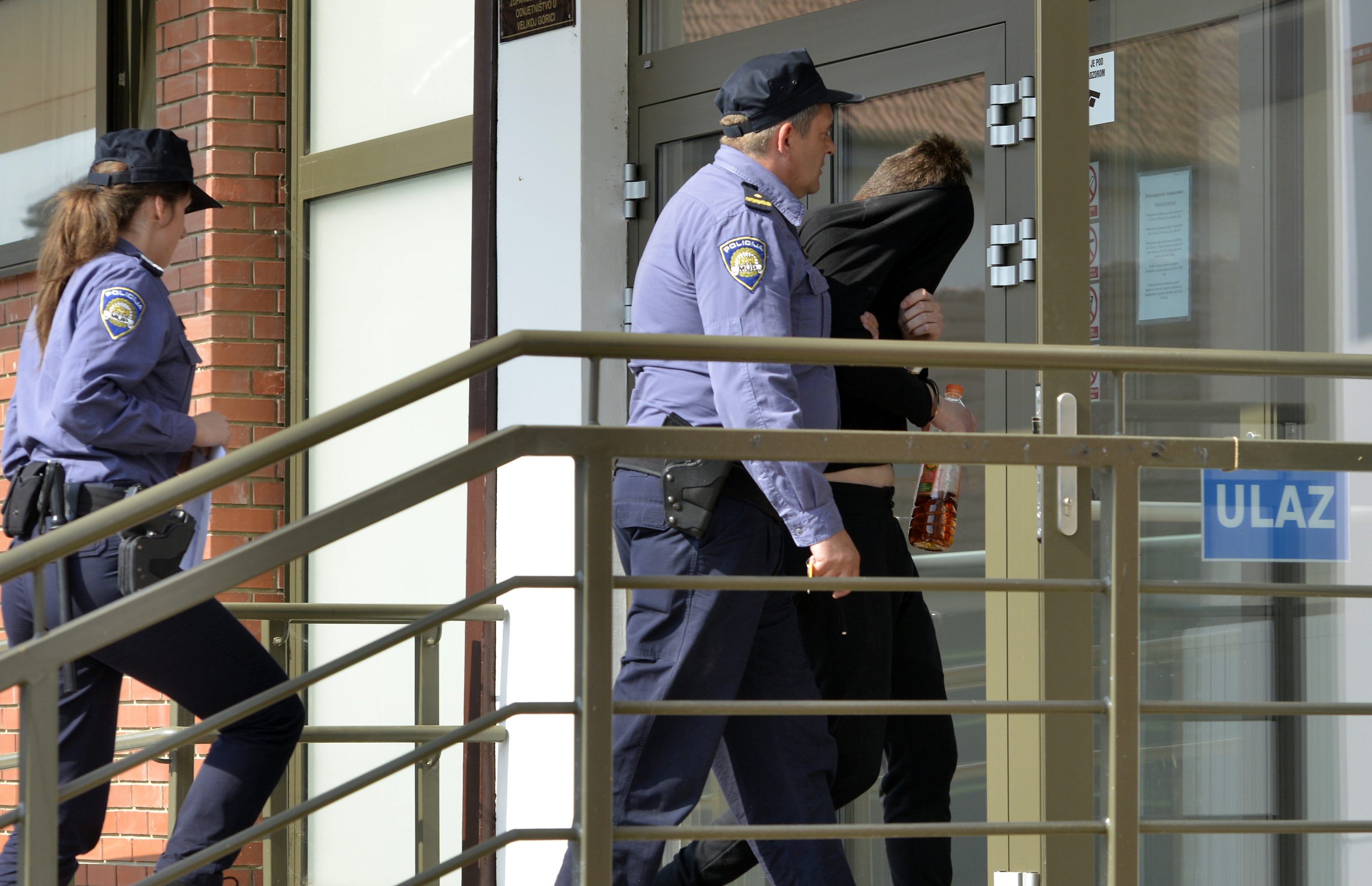 19-godišnjak iz Zaprešića kojeg policija sumnjiči da je vlasnik najvećeg svjetskog ilegalnog internetskog servisa za DDoS kibernetičke napade, prepraćen je danas u 9.44 na Županijski sud u Velikoj Gorici gdje će istražni sudac odlučivati o prijedlogu da mu se odredi istražni zatvor.