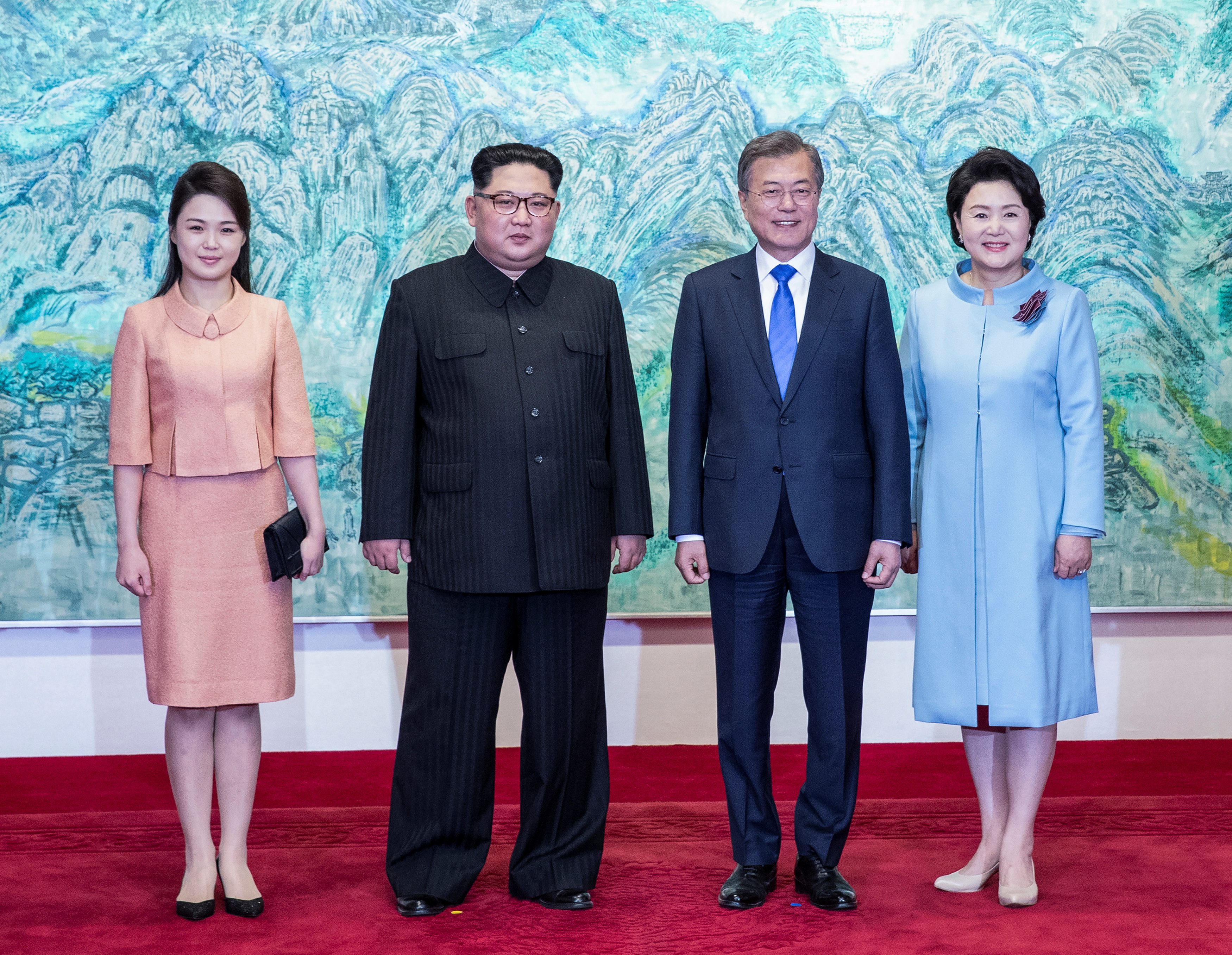 Kim Jong-un sa suprugom Ri Sol Ju i Moon Jae-in sa suprugom Kim Jung-sook