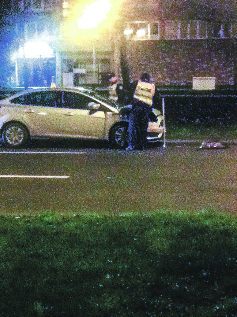 Policijsko vozilo kojim su Veskovića pod pratnjom iz Heinzelove prevozili na pretragu stana ispred zgrade MUP-a se zabilo u terenac njegova odvjetnika Tihomira Mišića. Na sreću, u nesreći nitko nije teško ozlijeđen