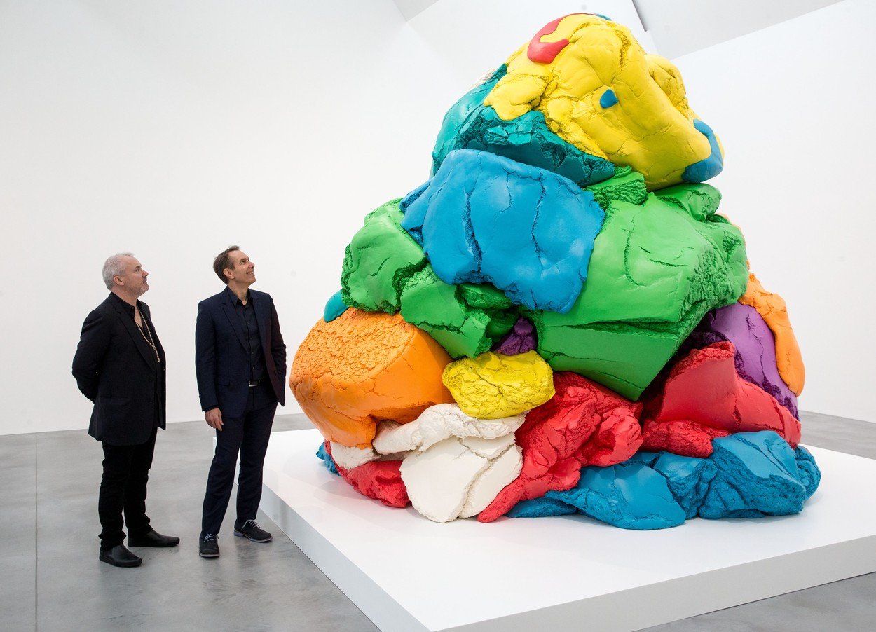 Damian Hirst i Jeff Koons razlgedavaju skulpturu 'Play-Doh'