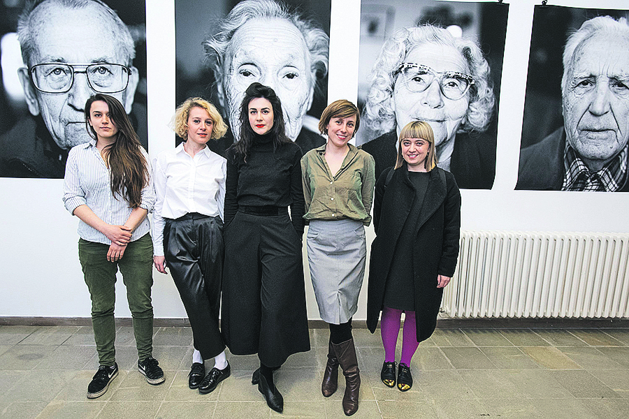 Otvorena je izložba portreta umirovljenika naziva 'Od 9 do 12', fotografkinje Marine Paulenke. Na fotografiji: Marina Paulenka s prijateljicama