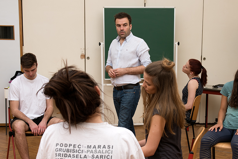 Ozren Grabarić i studenti glume na satu