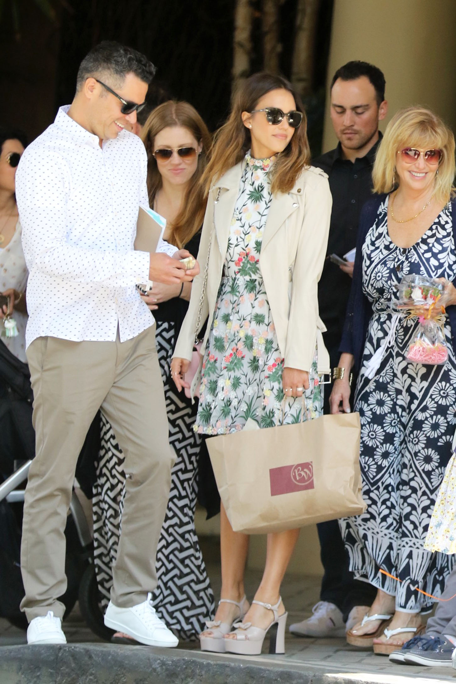 Jessica Alba sa suprugom Cashom Warrenom i mamom Catherine Jensen 