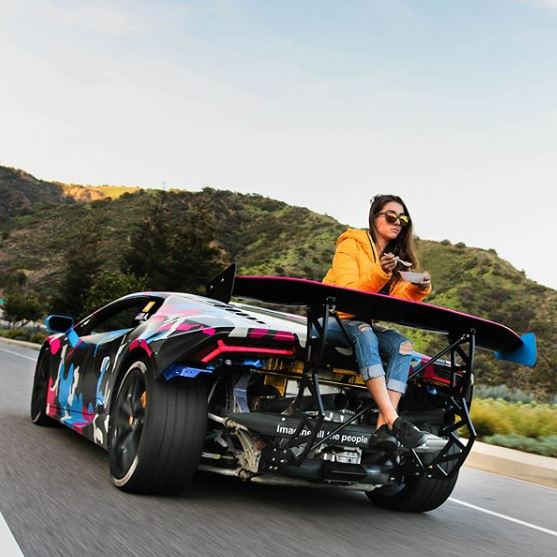 lamborghini-girl-eats-her-cereal-on-the-back-of-a-raging-huracan-124803_1