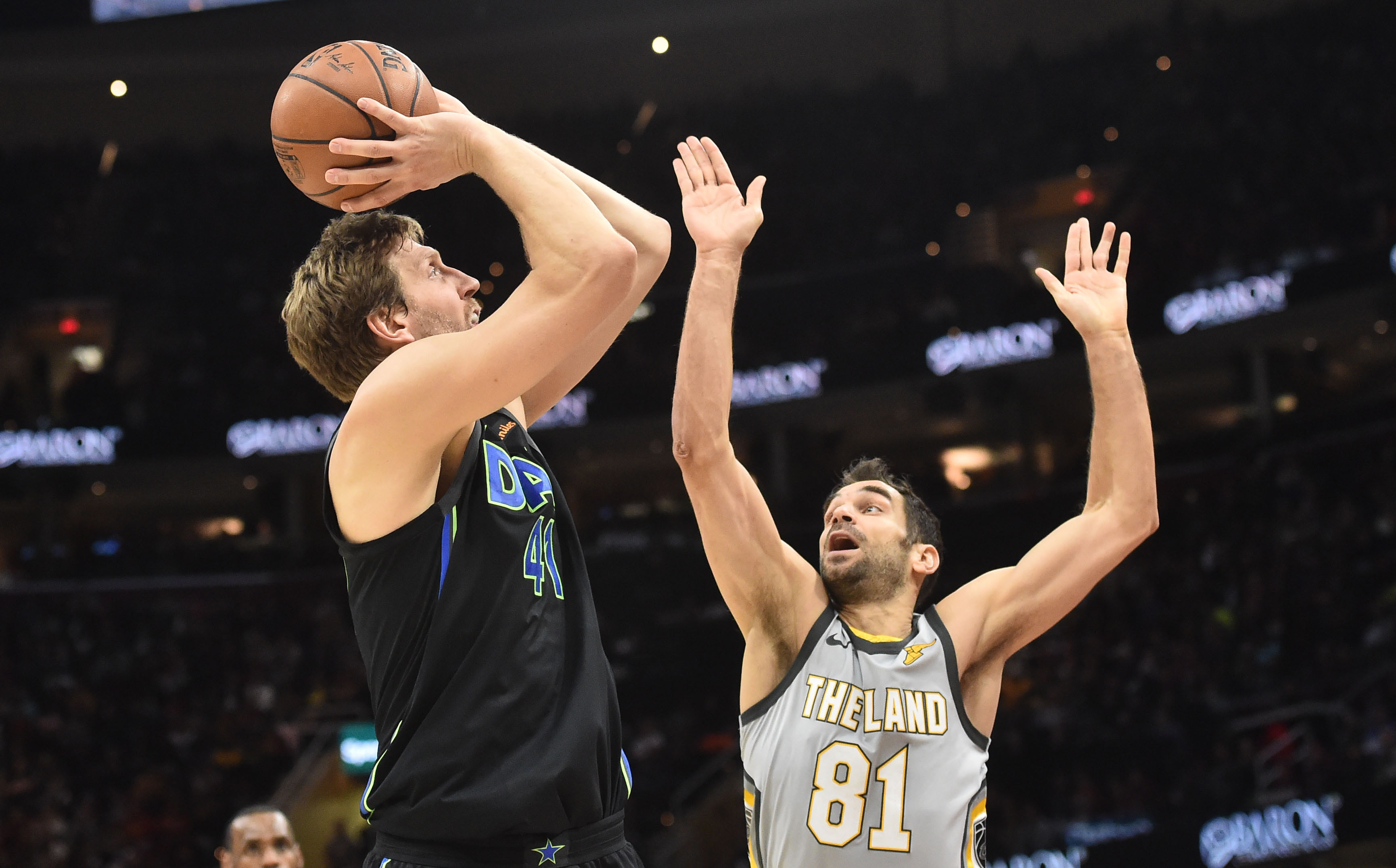 2018-04-01T230545Z_1158961474_NOCID_RTRMADP_3_NBA-DALLAS-MAVERICKS-AT-CLEVELAND-CAVALIERS