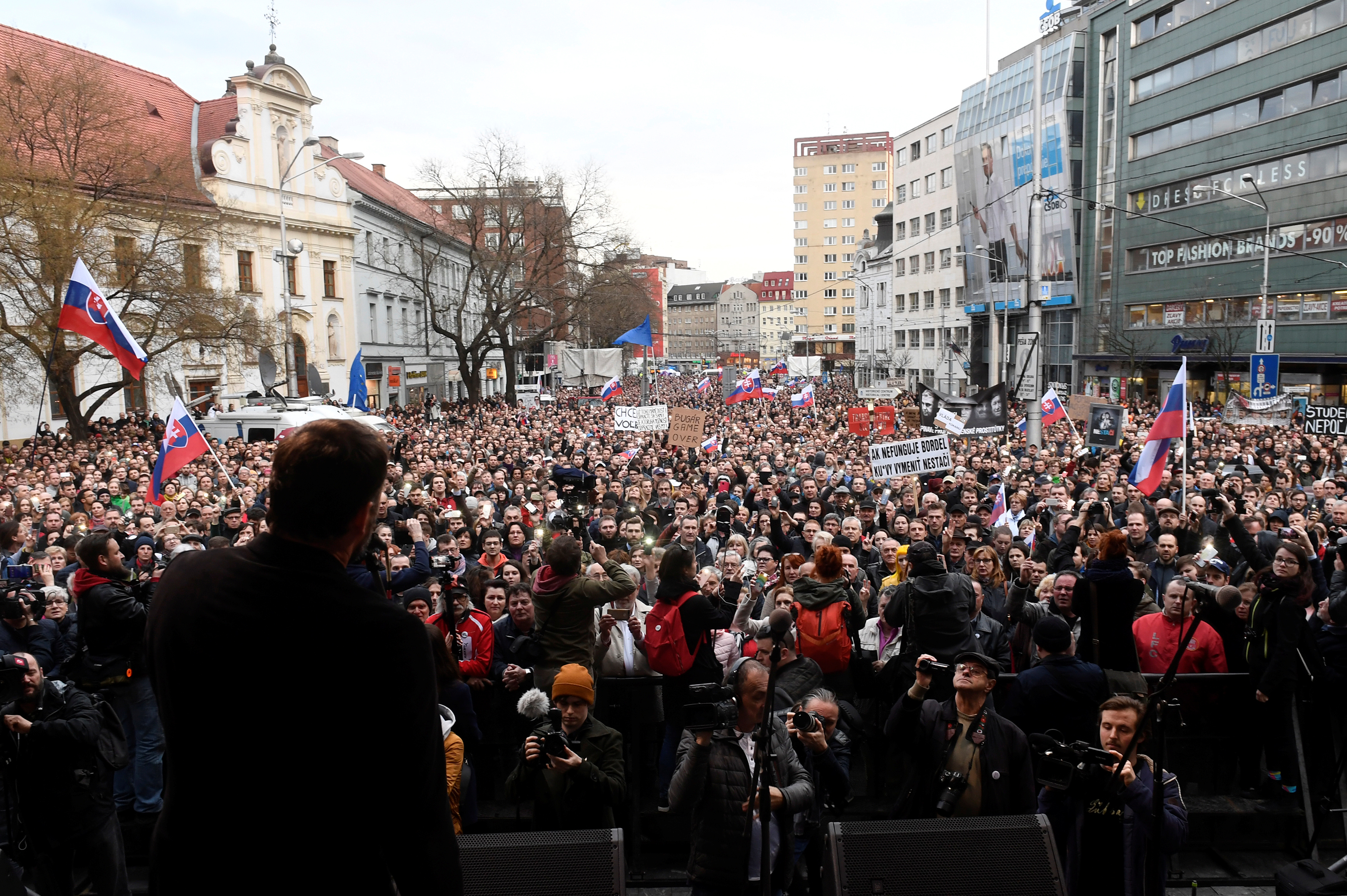 Više od trideset tisuća Slovaka poduprlo je u četvrtak poziv predsjednika Andreja Kiske na ostavku ravnatelja nacionalne policije nakon krize koju je potaknulo ubojstvo novinara koji je istraživao slučajeve korupcije