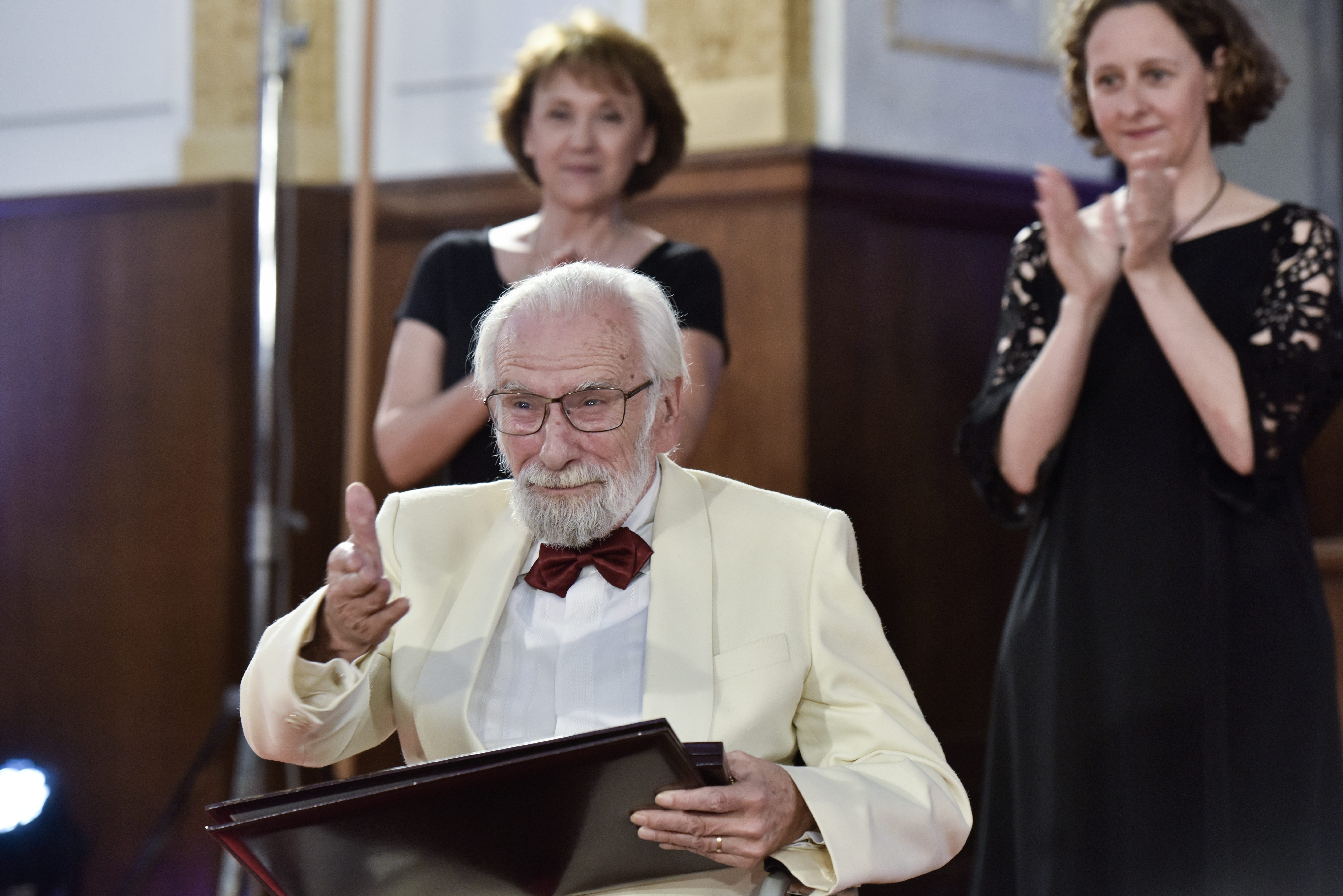 Na fotografiji: Božidar Smiljanić prima Nagradu Vladimir Nazor za životno djelo
