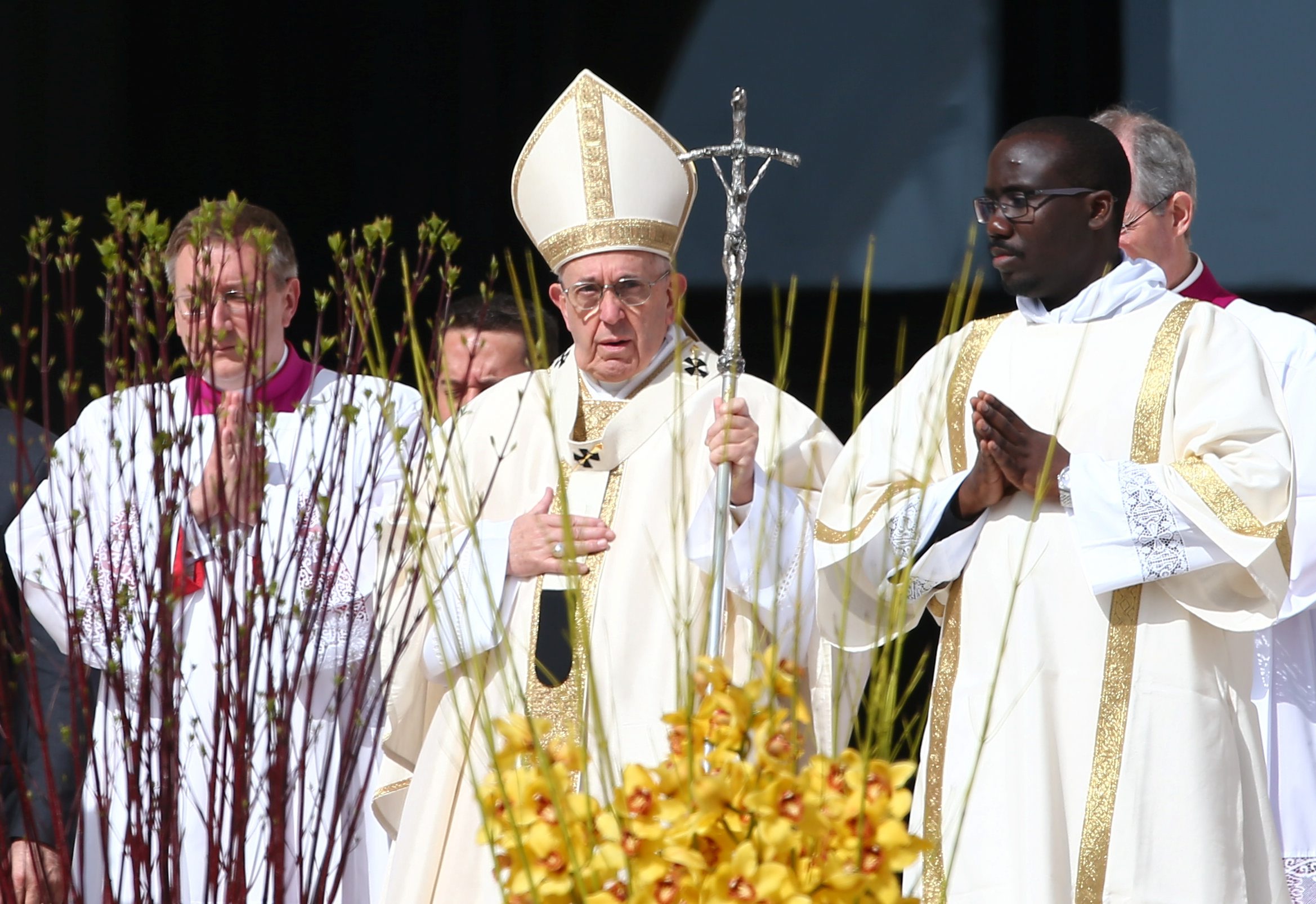 2018-04-08T083815Z_125798489_RC13168B8AF0_RTRMADP_3_POPE-MASS