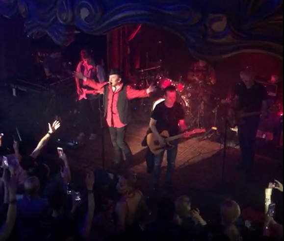 Prljavci izvode pjesmu 