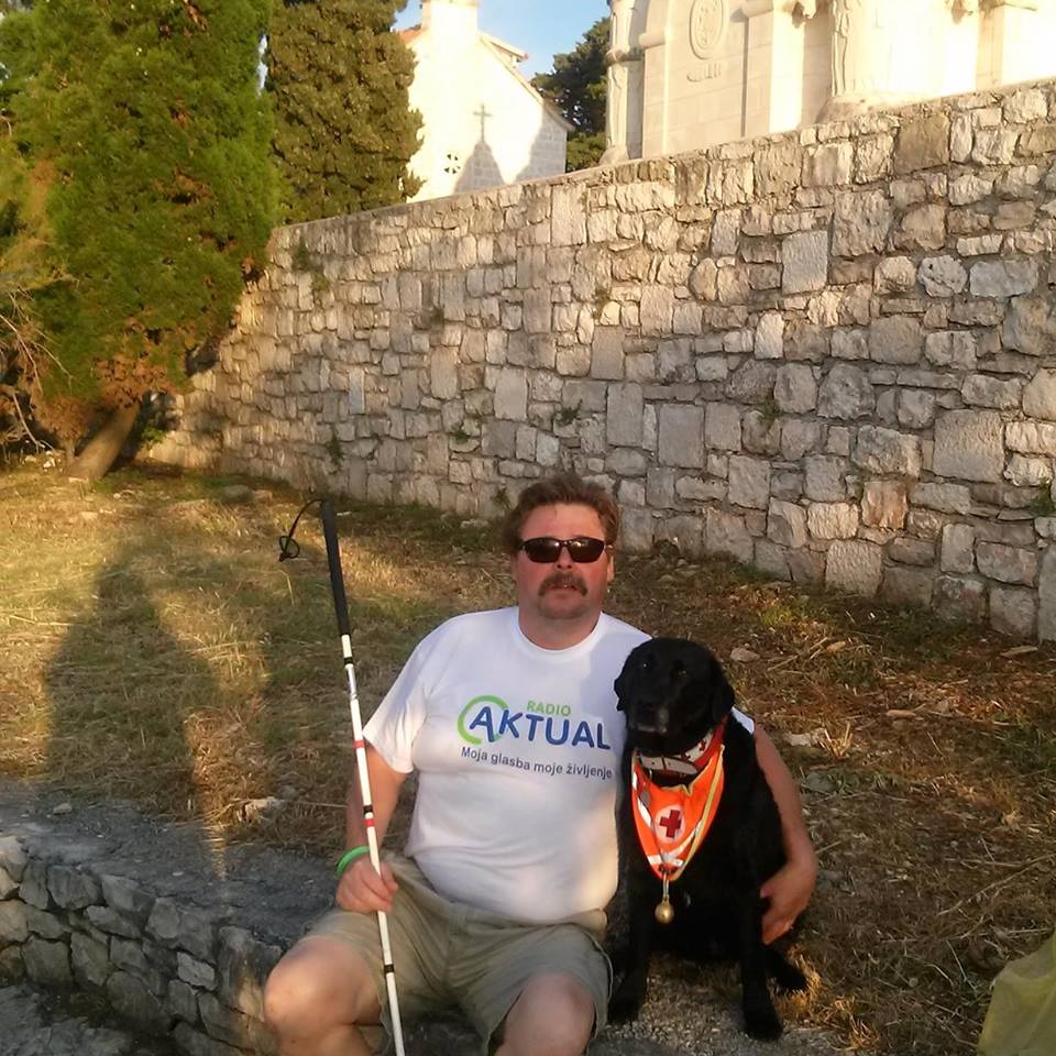 Martin Močnik s labradorkom Bibom