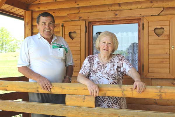 Tomo i Đurđa Sertić u drvenoj vikend kućici u Jagnjedovcu kod Koprivnice