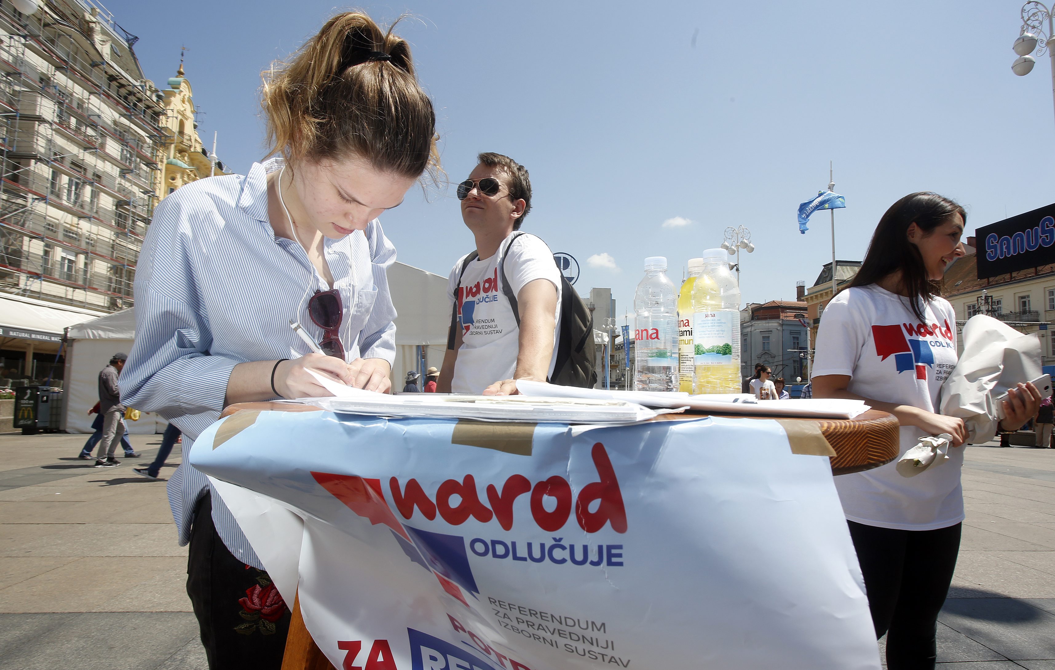 Prikupljanje potpisa na Trgu bana Josipa Jelačića u Zagrebu