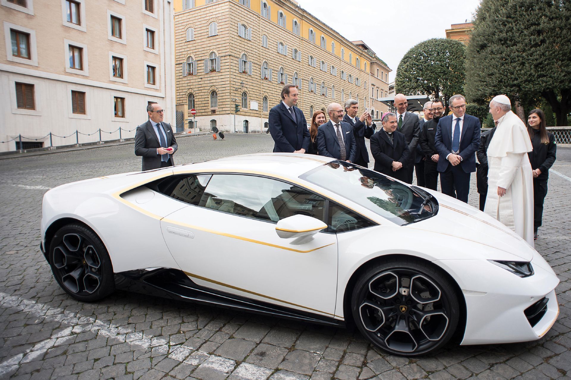 Pope-Lamborghini-Huracan-1