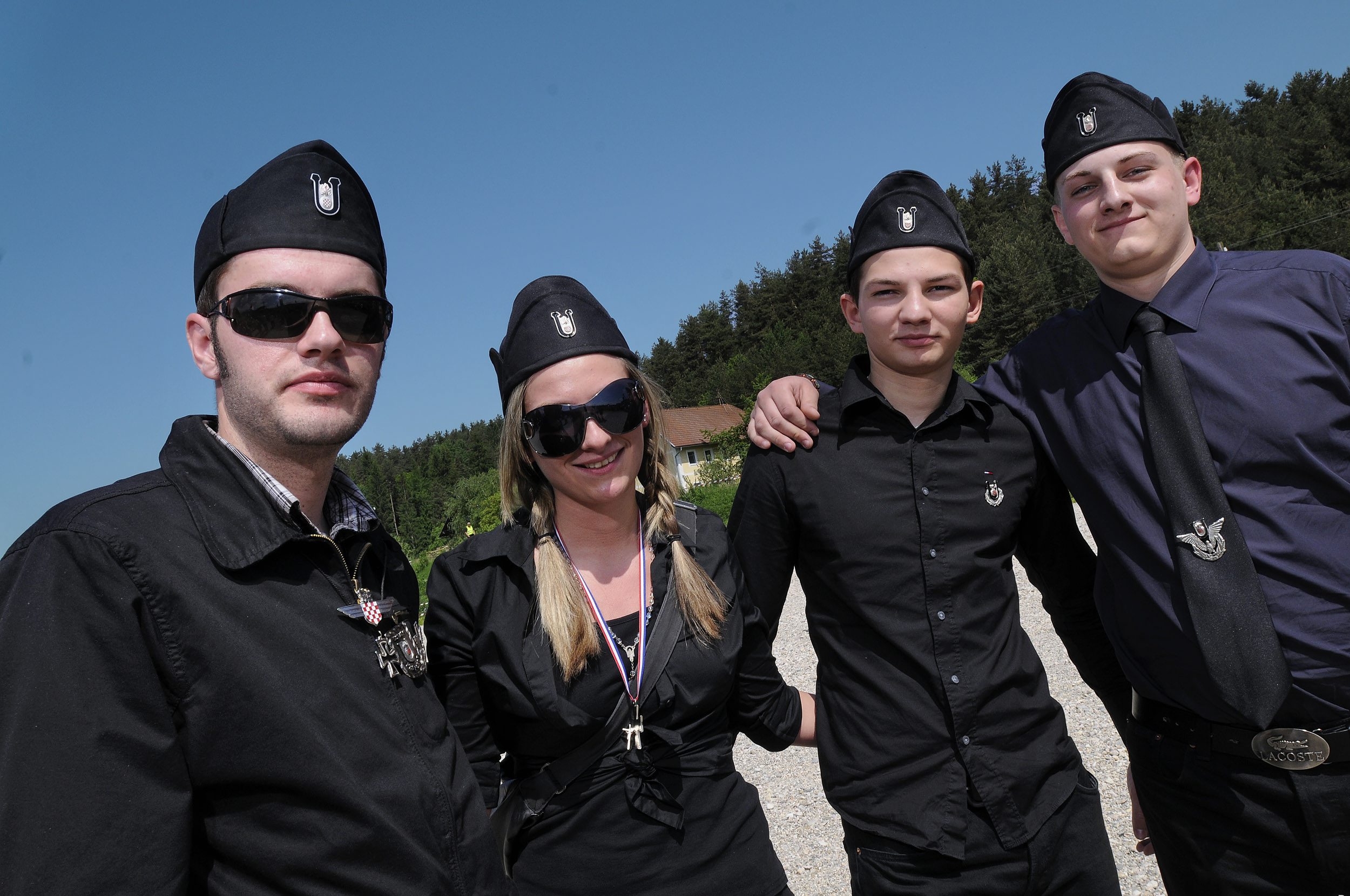 Mladi sa ustaškim kapama i uniformama na središnjoj komemoraciji žrtvama Bleiburske tragedije i Hrvatskog križnog puta na Bleiburskom polju u Austriji.