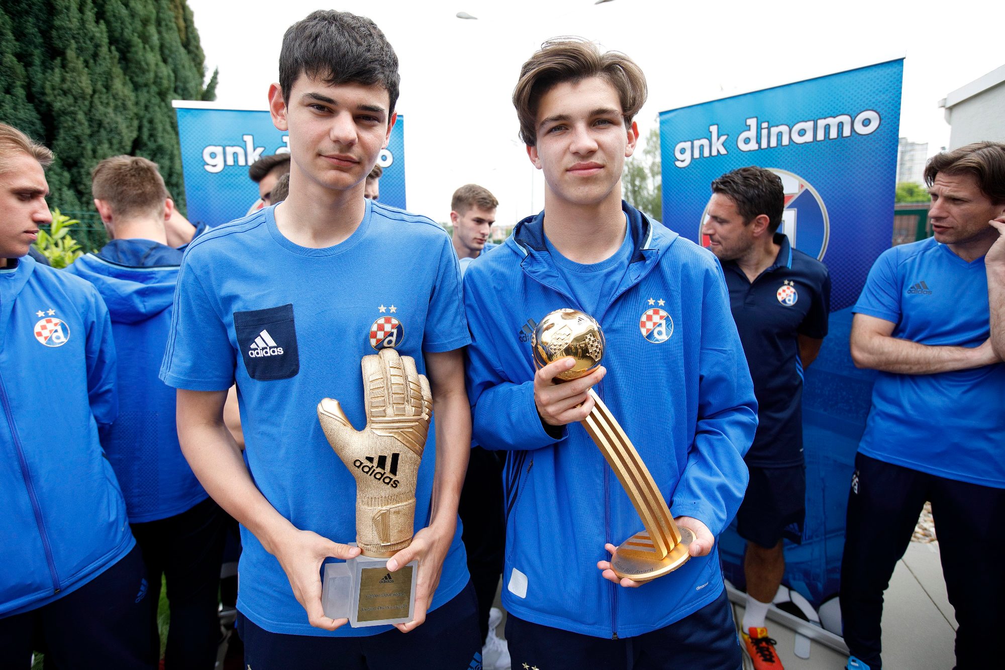 Lijevo golman Marko Živković, desno napadač Antonio Marin s trofejima