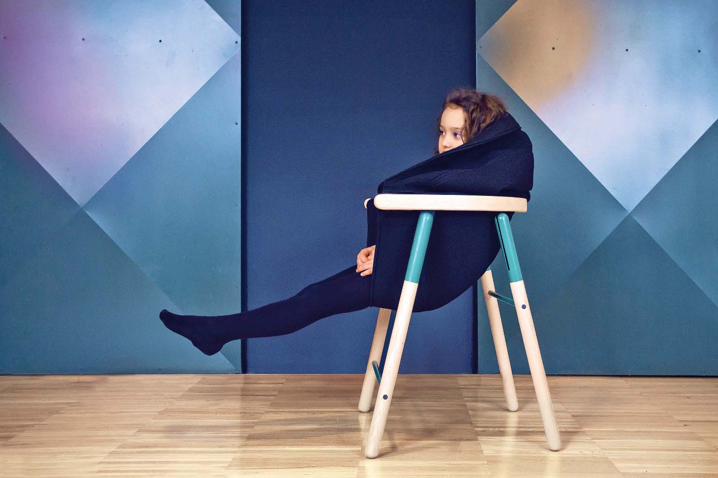 Sjedalica na stolcu Mia izrađena je od prozračne tkanine...