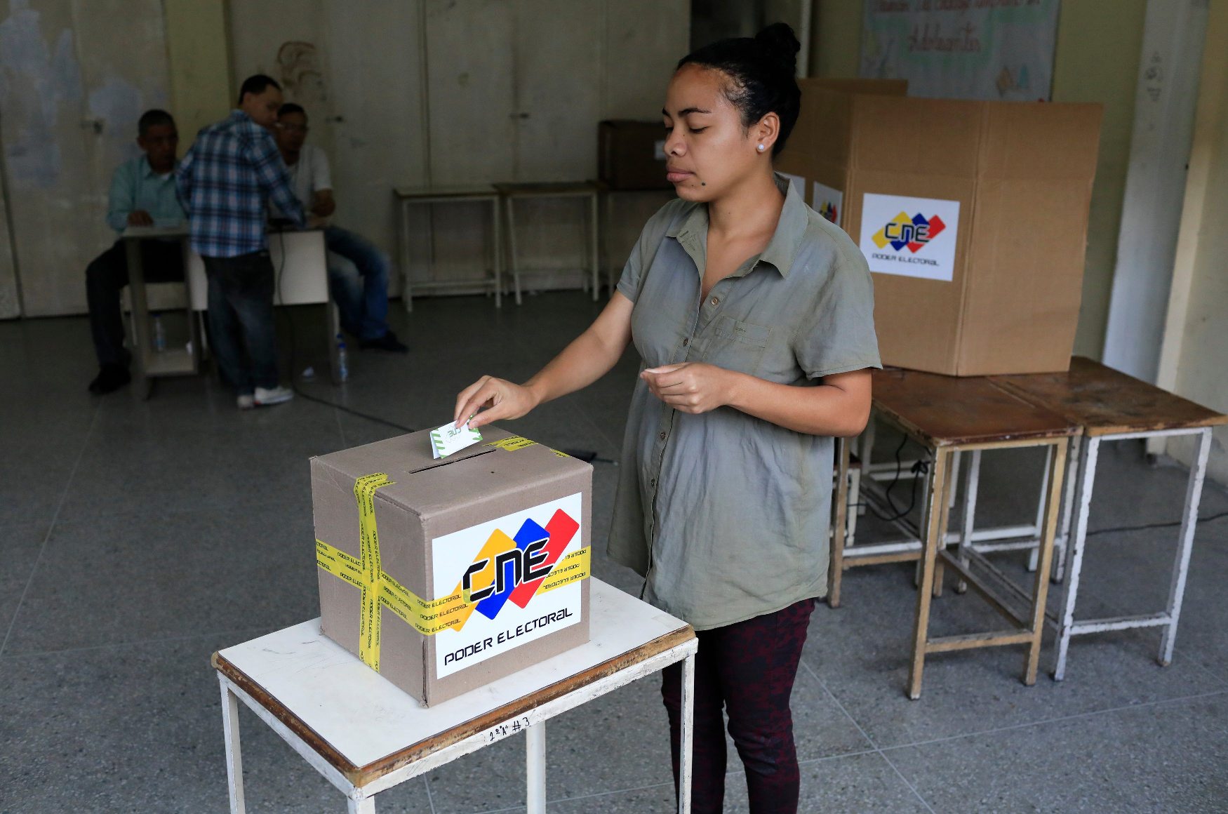 2018-05-20T172135Z_1269429163_HP1EE5K1C7YAJ_RTRMADP_3_VENEZUELA-ELECTION