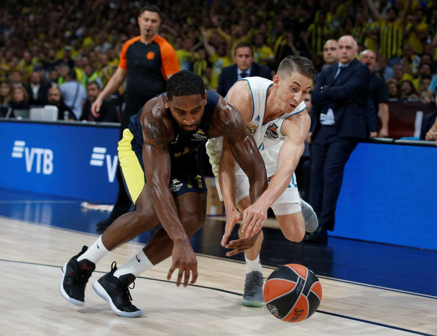 2018-05-20T190813Z_164003839_RC13D91DE4C0_RTRMADP_3_BASKETBALL-EUROLEAGUE