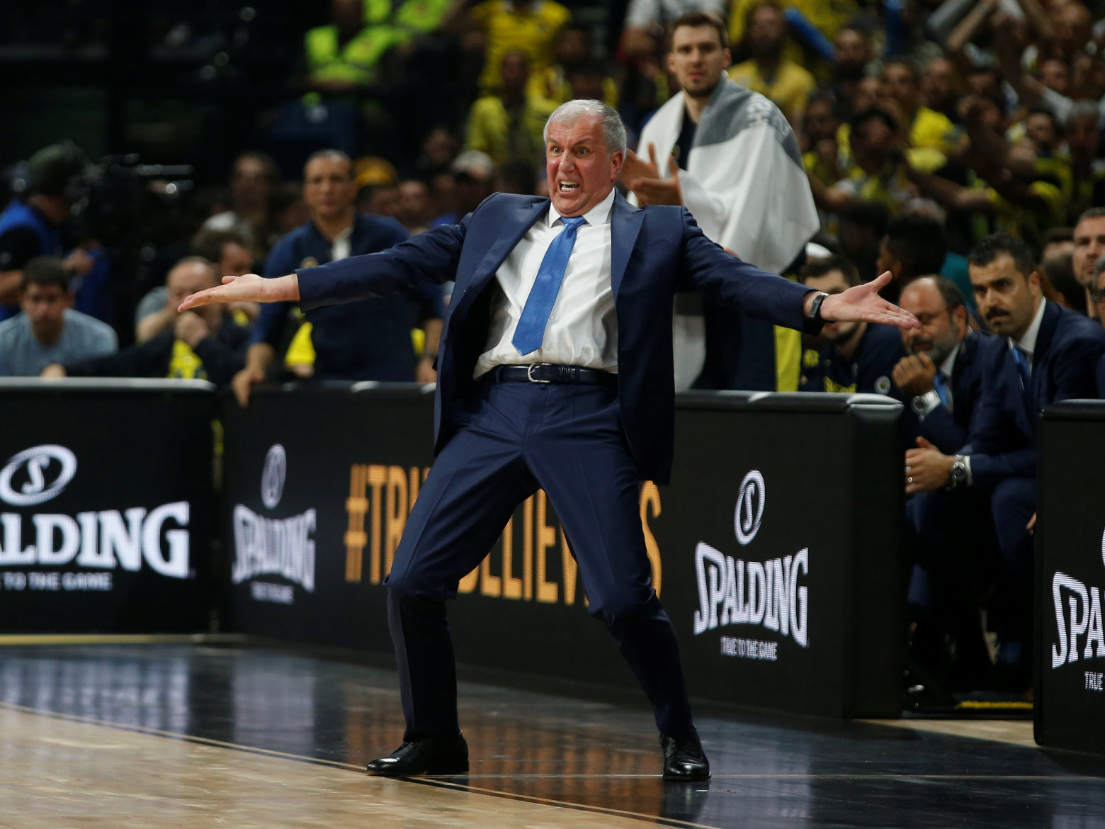 2018-05-20T193620Z_2048203020_RC1E15F08760_RTRMADP_3_BASKETBALL-EUROLEAGUE