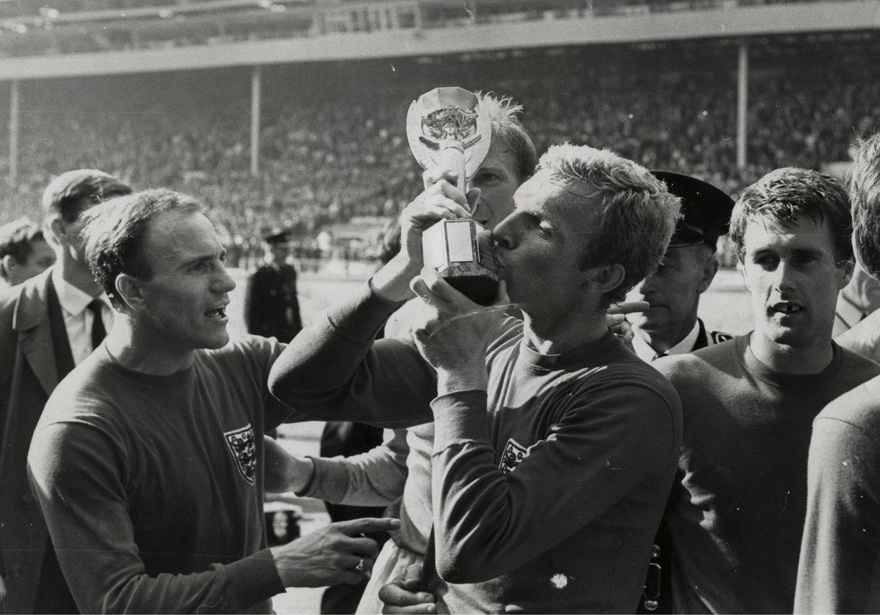 Kapetan engleske reprezentacije Bobby Moore ljubi trofej Julesa Rimeta nakon pobjede nad Njemačkom u finalu Svjetskog prvenstva u nogometu 1966. godine