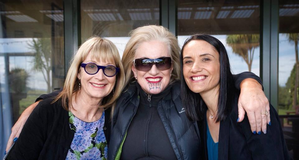 Sally Anderson (u sredini)