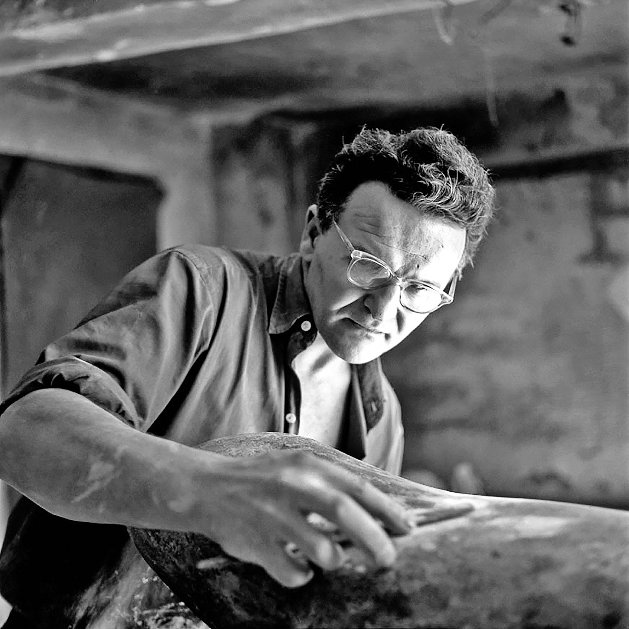 Vojin Bakić u svom ateljeu na fotografiji Toše Dabca