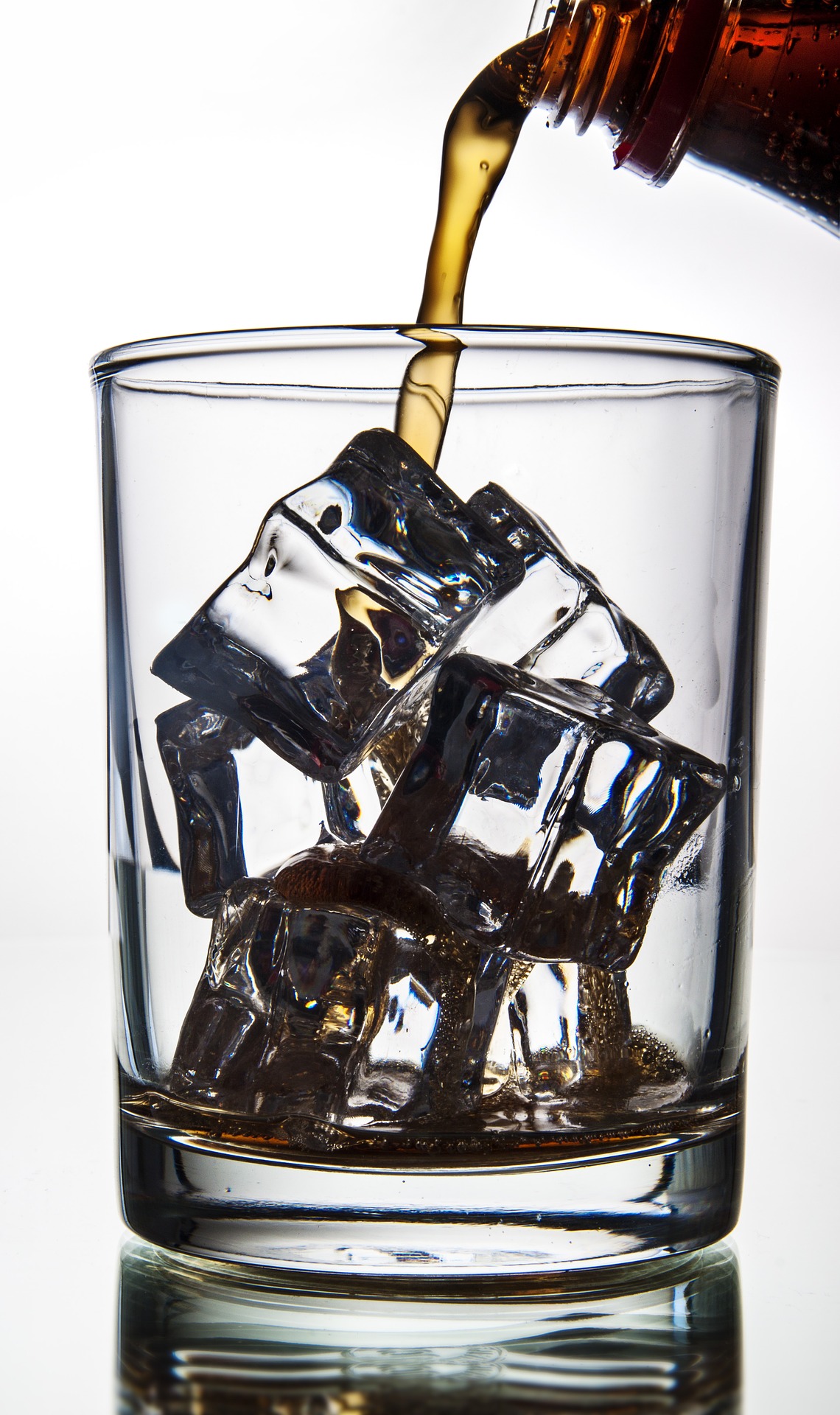 cola-pouring-in-a-glass-with-ice-2769457_1920