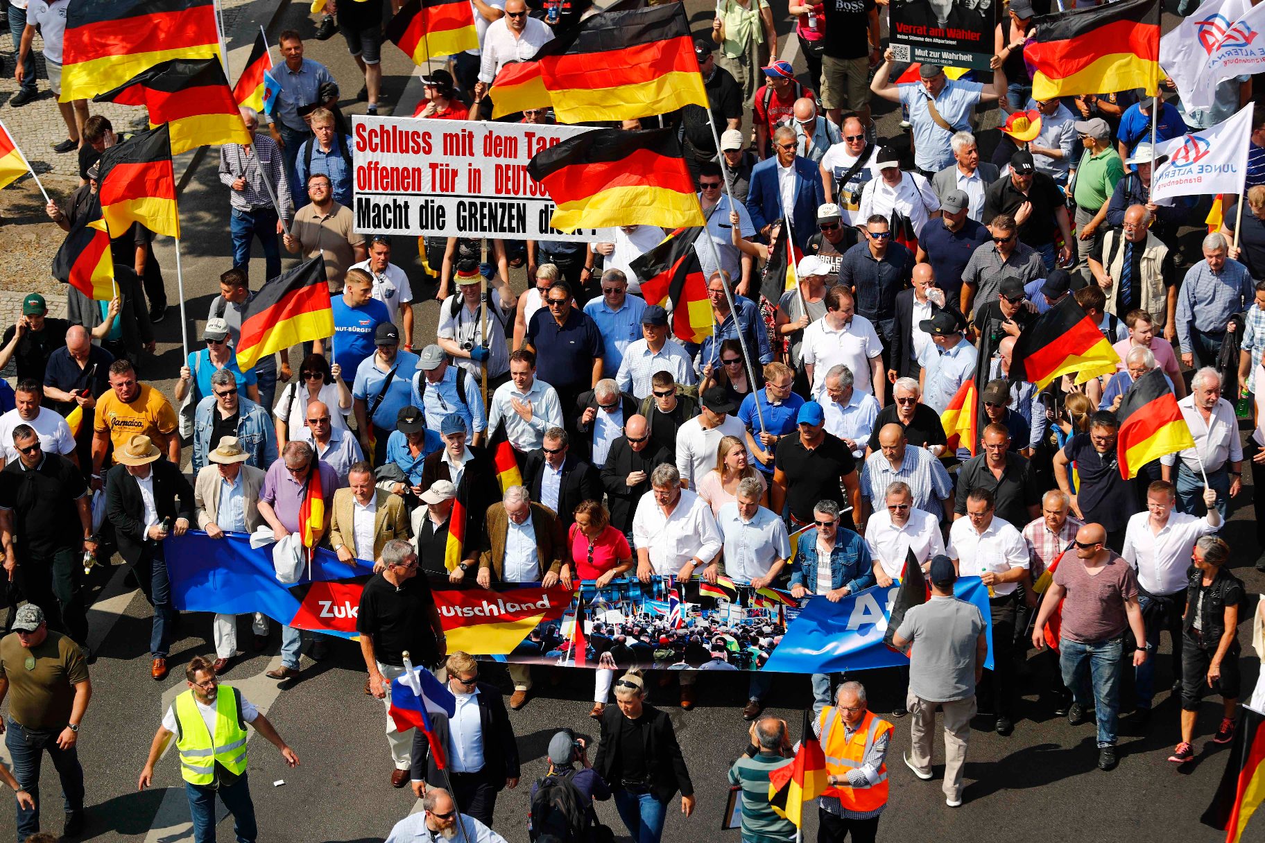 2018-05-27T114743Z_1278366248_UP1EE5R0WRI5W_RTRMADP_3_GERMANY-PROTEST-AFD