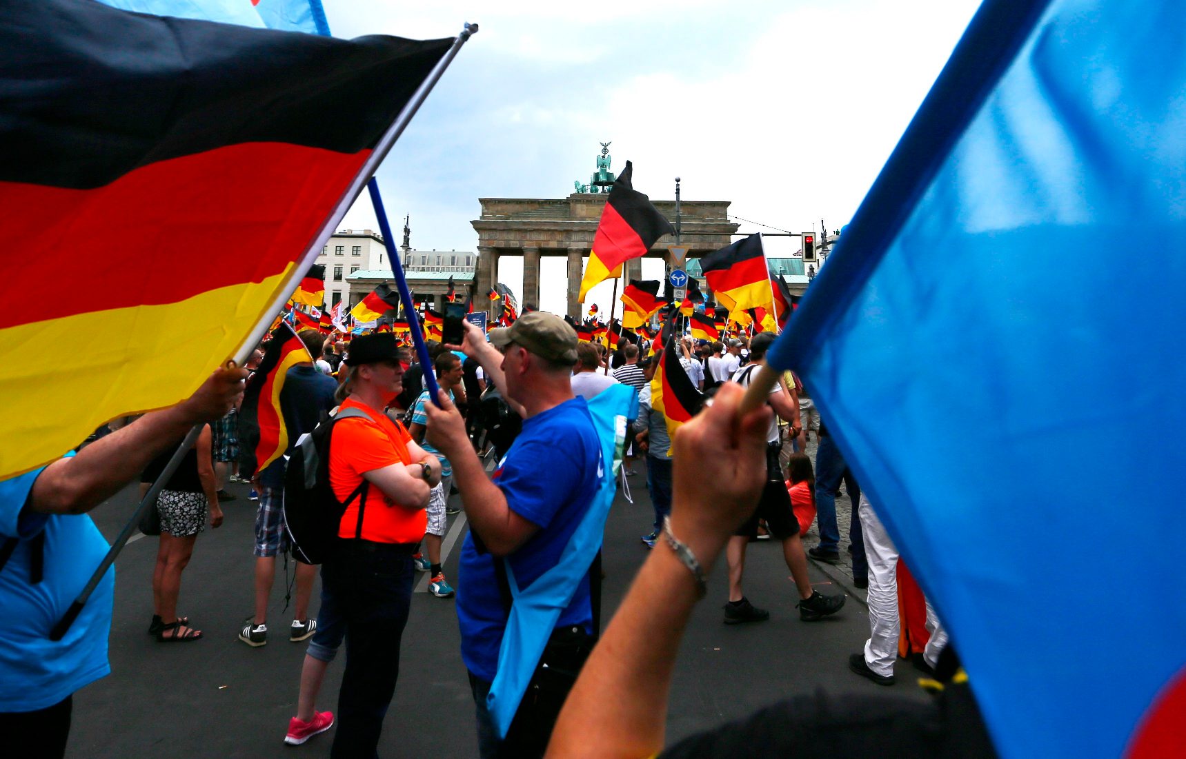 2018-05-27T131344Z_1154385055_UP1EE5R10QV6I_RTRMADP_3_GERMANY-PROTEST-AFD