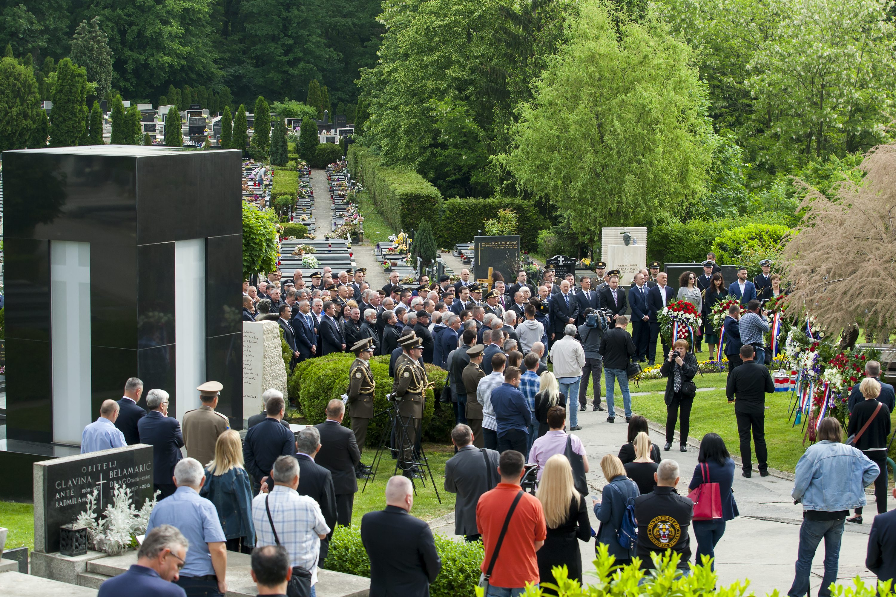 Polaganje vijenaca na grob Gojka Šuška 
