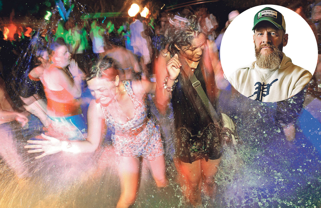 Nick Colgan (u krugu)