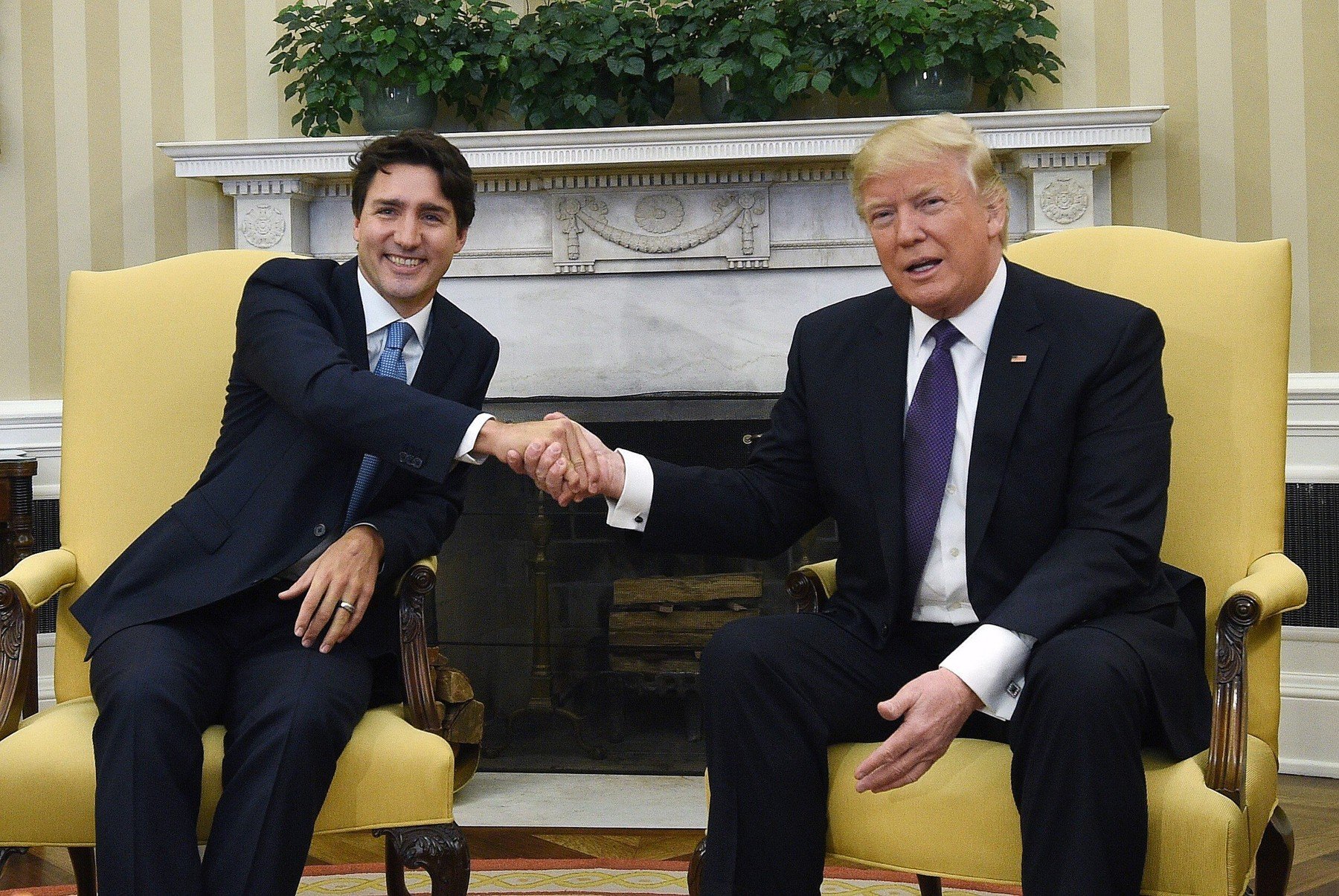 Donald Trump se rukuje s kanadskim premijerom Justinom Trudeauom