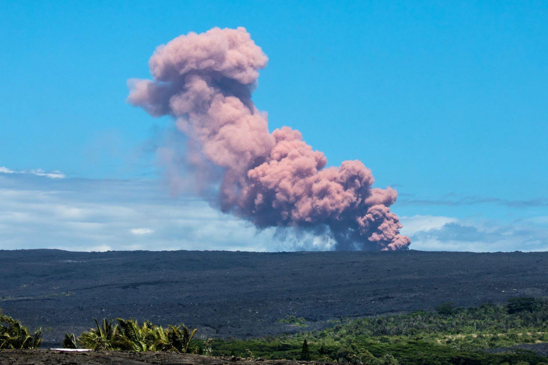 2018-05-04T043746Z_49771111_RC17D4FD7710_RTRMADP_3_HAWAII-VOLCANO