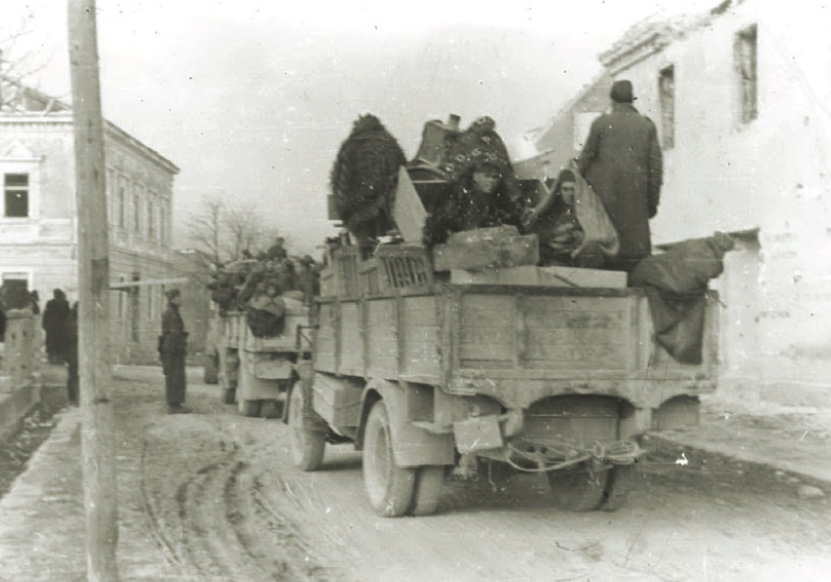 Na putu za Zagreb: Dio kolone Glavnog štaba i OZN -e Hrvatske, 7. svibnja 1945.
godine