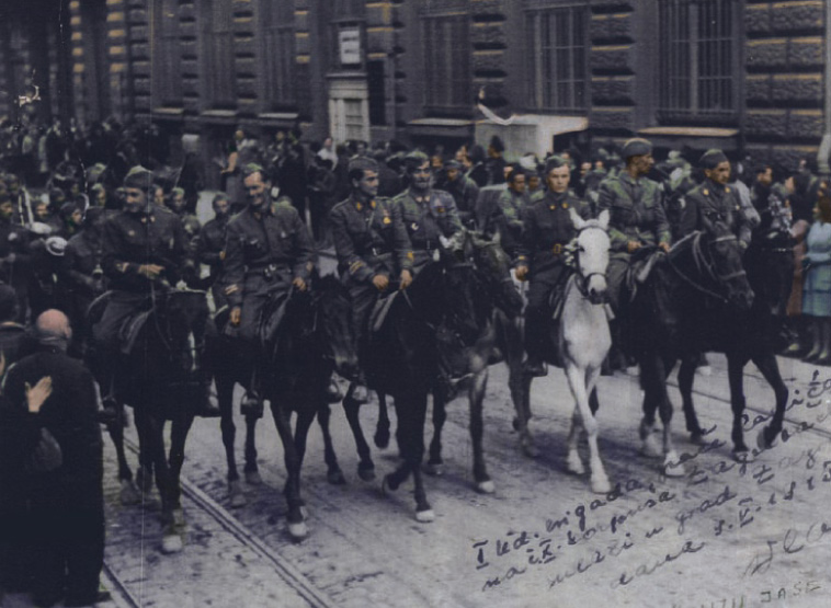U narodnooslobodilačkom pokretu sudjelovalo je od 1941. do 1945.  oko 50.000 građana Zagreba, od 300.000 koliko ih je pred početak Drugog svjetskog rata živjelo u Zagrebu. Više od 16.000 građana poginulo je u Zagrebu, u zatvorima i logorima, odnosno kao borci partizanskih jedinica. Zagreb je dao 89 narodnih heroja. Na fotografiji: Štab Udarne brigade 'Braća Radić' na čelu Desetog korpusa ulazi u Zagreb 9. svibnja 1945.