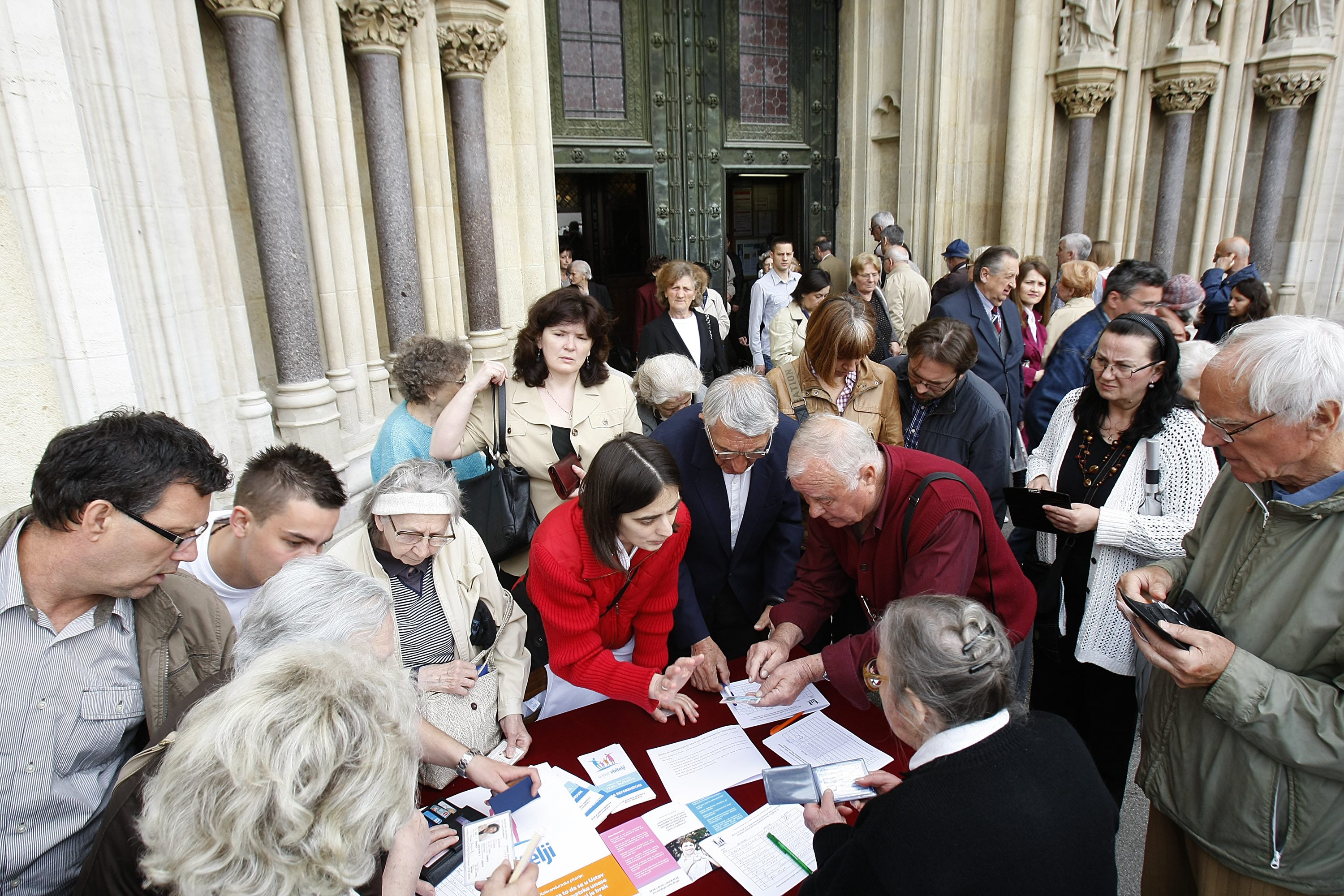 inicijativi U ime obitelji biskupi su 2014. dopustili prikupljanje potpisa ispred crkvi