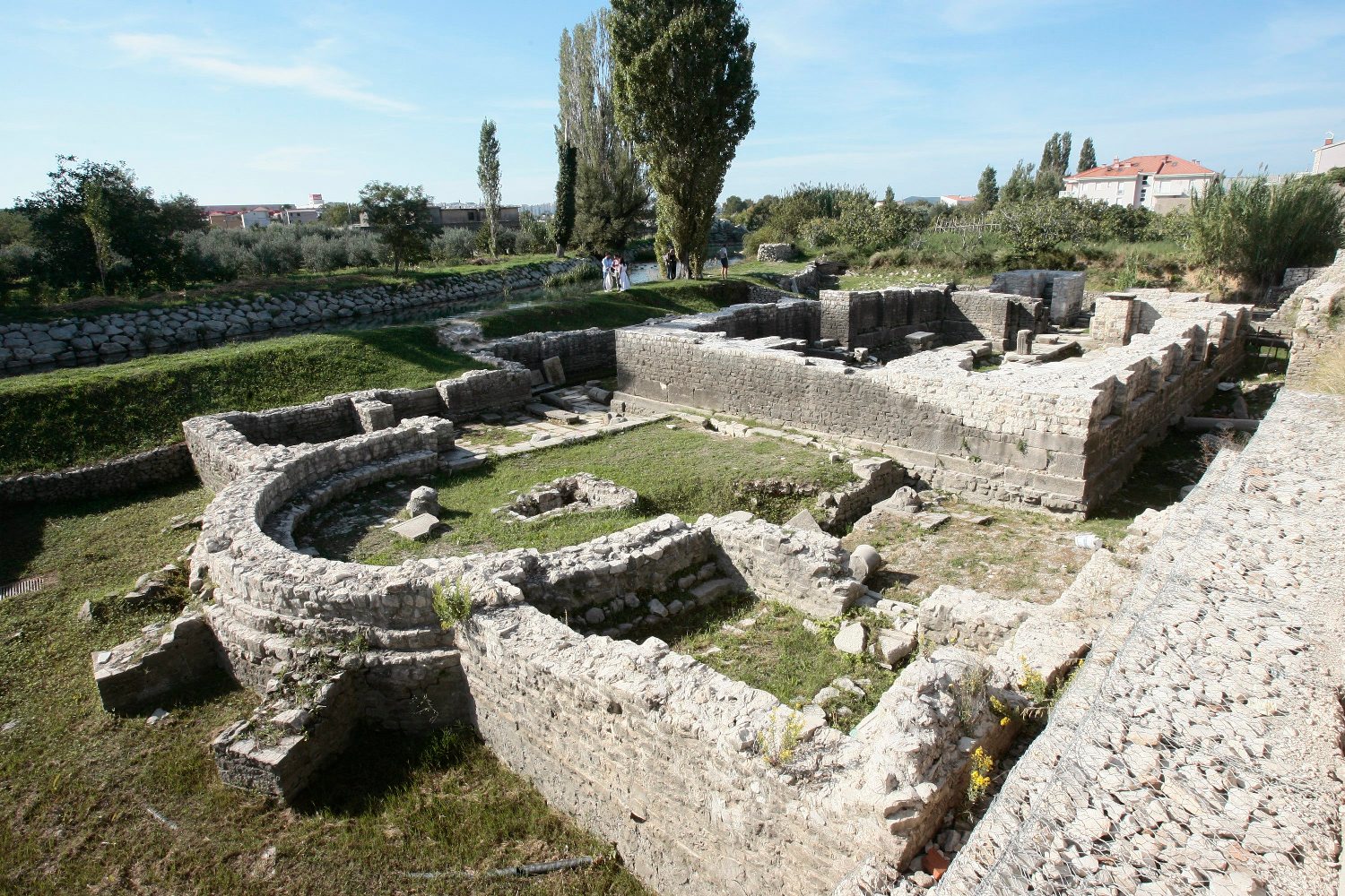 Šuplja crkva u Solinu u kojoj je navodno okrunjen hrvatski kralj Zvonimir.