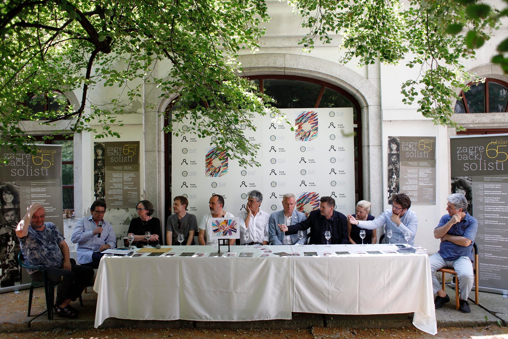 Na fotografiji: Nenad Jandrić, Dora Kovačević, Matija Dedić, Toni Cetinski, Vatroslav Kuliš, Milana Vuković Runjić, Krunoslav Marić