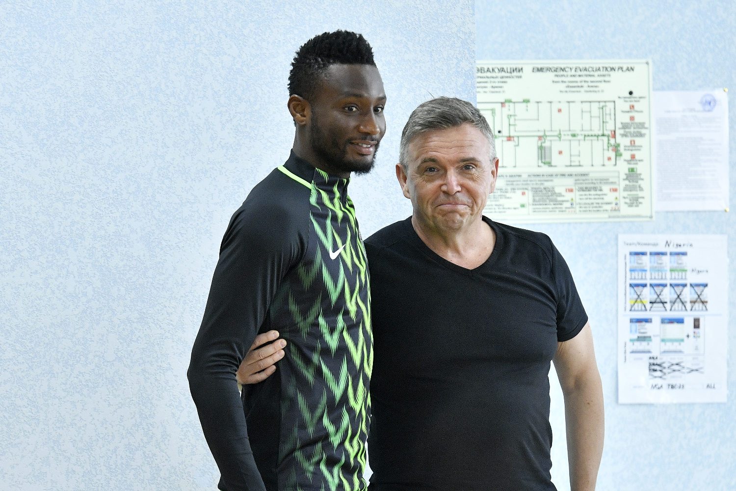 Na fotografiji: Kapetan momčadi John Obi Mikel i novinar Sportskih novosti Davorin Olivari