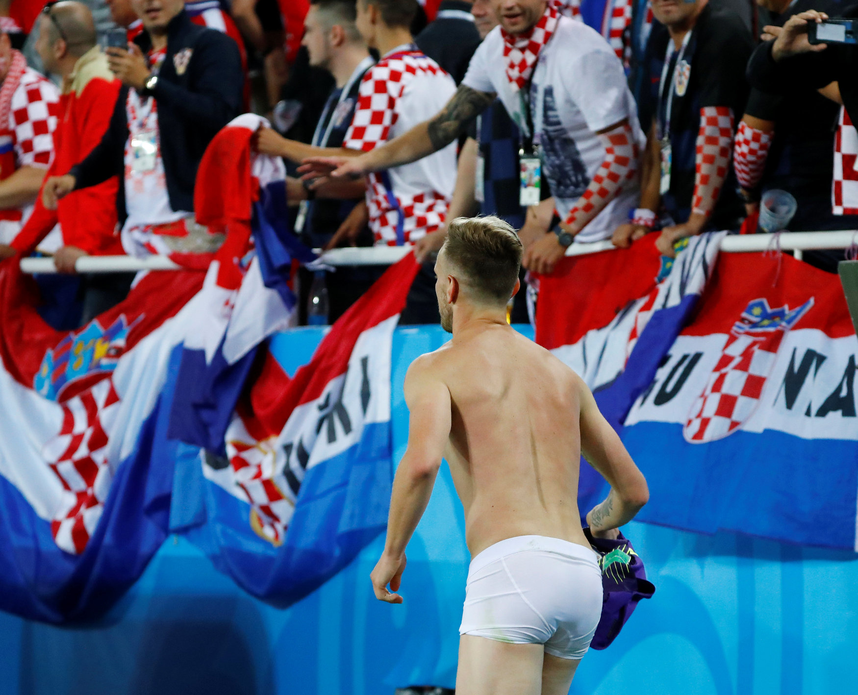 2018-06-16T210251Z_1678895242_RC165F2129D0_RTRMADP_3_SOCCER-WORLDCUP-CRO-NGA_1