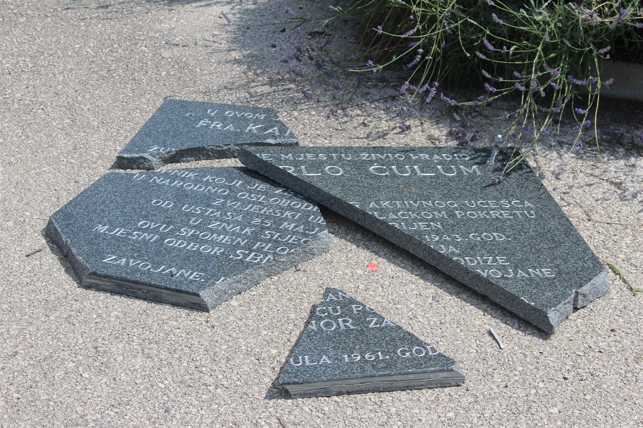BR. Uništena ploča fra Karlu Ćulumu 17.6.2018 (2)