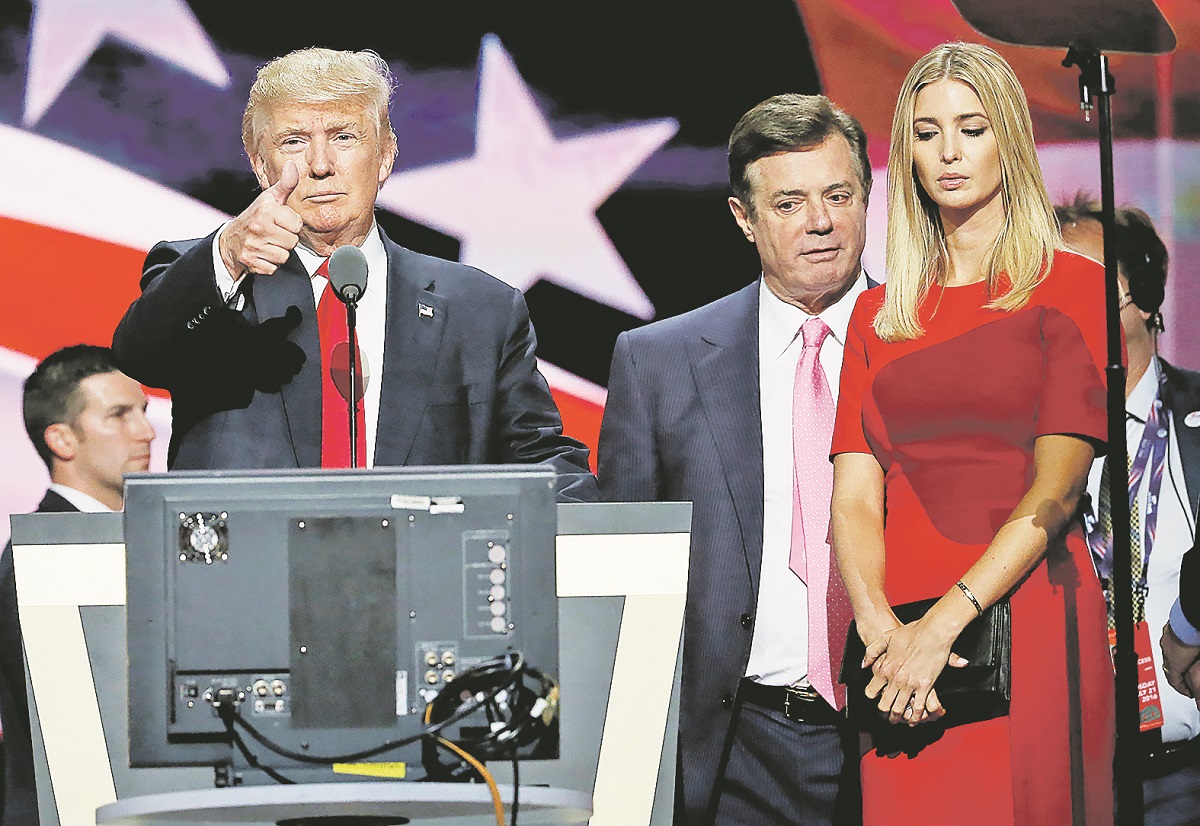 Donald Trump i njegova kćer Ivanka Trump 2016. godine, a iza Ivanke stoji Paul Manafort 