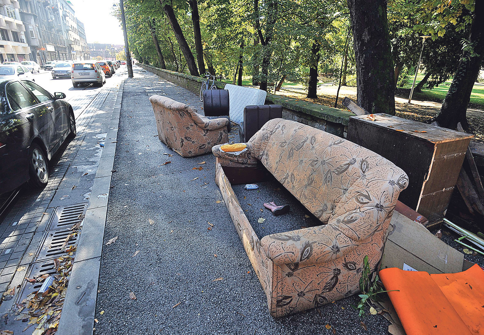 SHABBY CHIC NA HRVATSKI NAČIN: Umaraju kontejneri puni krupnog otpada koji već mjesecima stoji u jednoj od najljepših gradskih ulica, jer nitko ne reagira