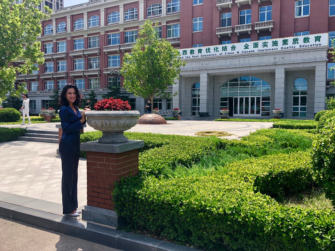 Ana ispred škole u Tianjinu