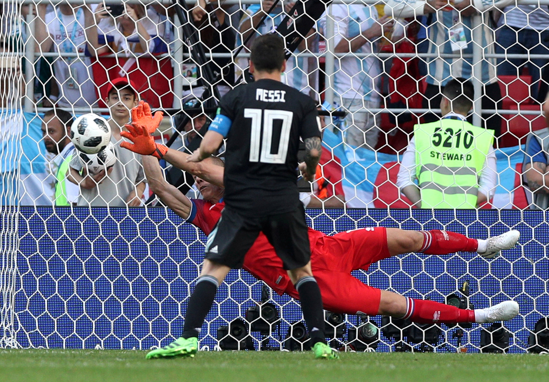 2018-06-16T162207Z_1133324133_RC188D131A50_RTRMADP_3_SOCCER-WORLDCUP-ARG-ICE