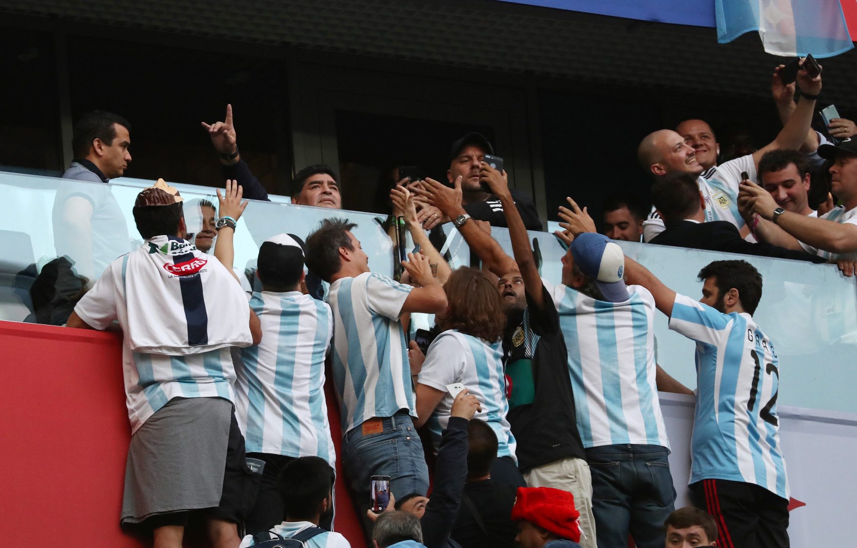 2018-06-26T173609Z_1536329671_RC11C041ED00_RTRMADP_3_SOCCER-WORLDCUP-NGA-ARG