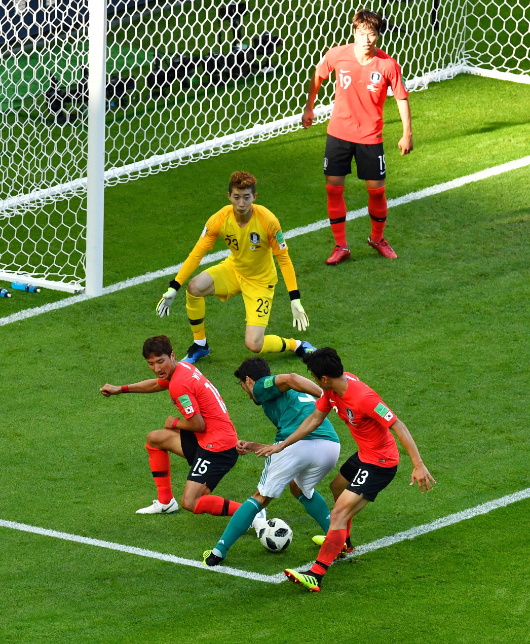 2018-06-27T144221Z_1904898310_RC121AD6A0D0_RTRMADP_3_SOCCER-WORLDCUP-KOR-GER