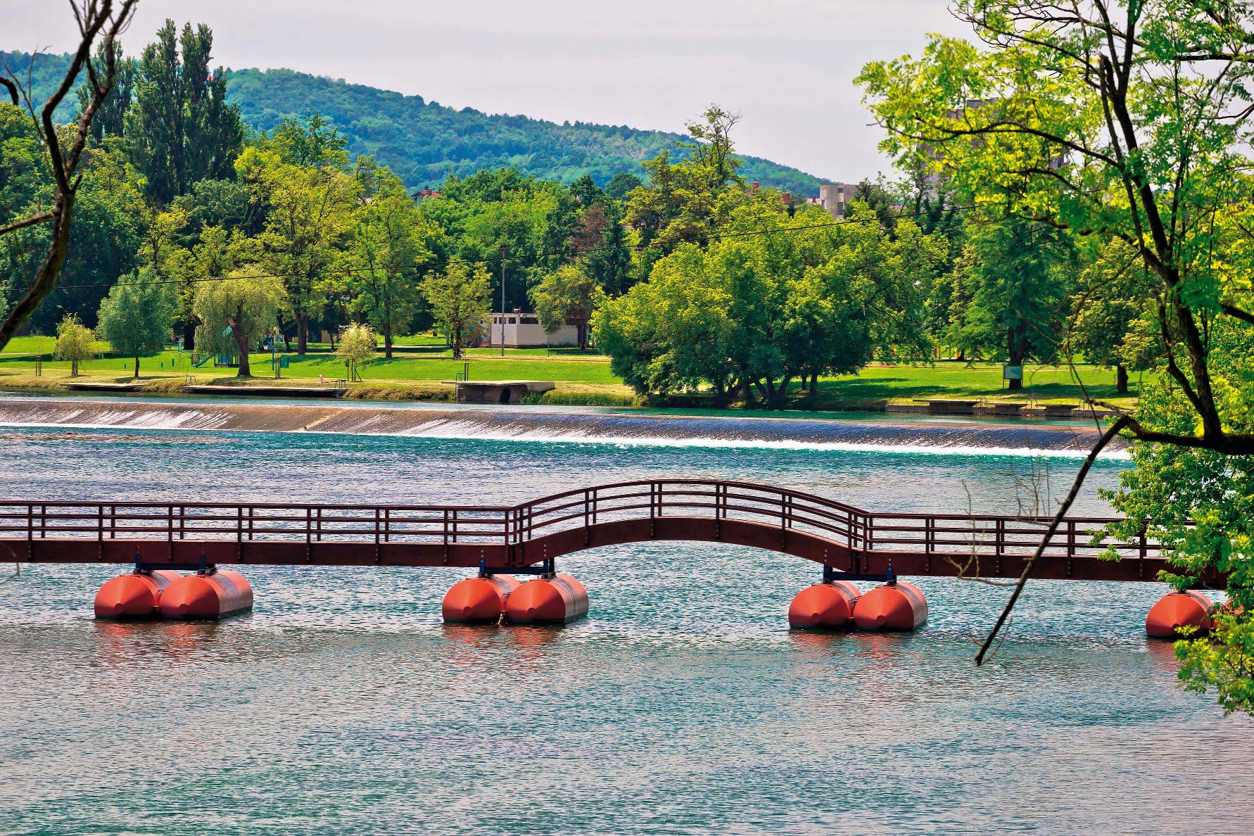 Pontonski most na Korani s lukom za prolazak čamaca