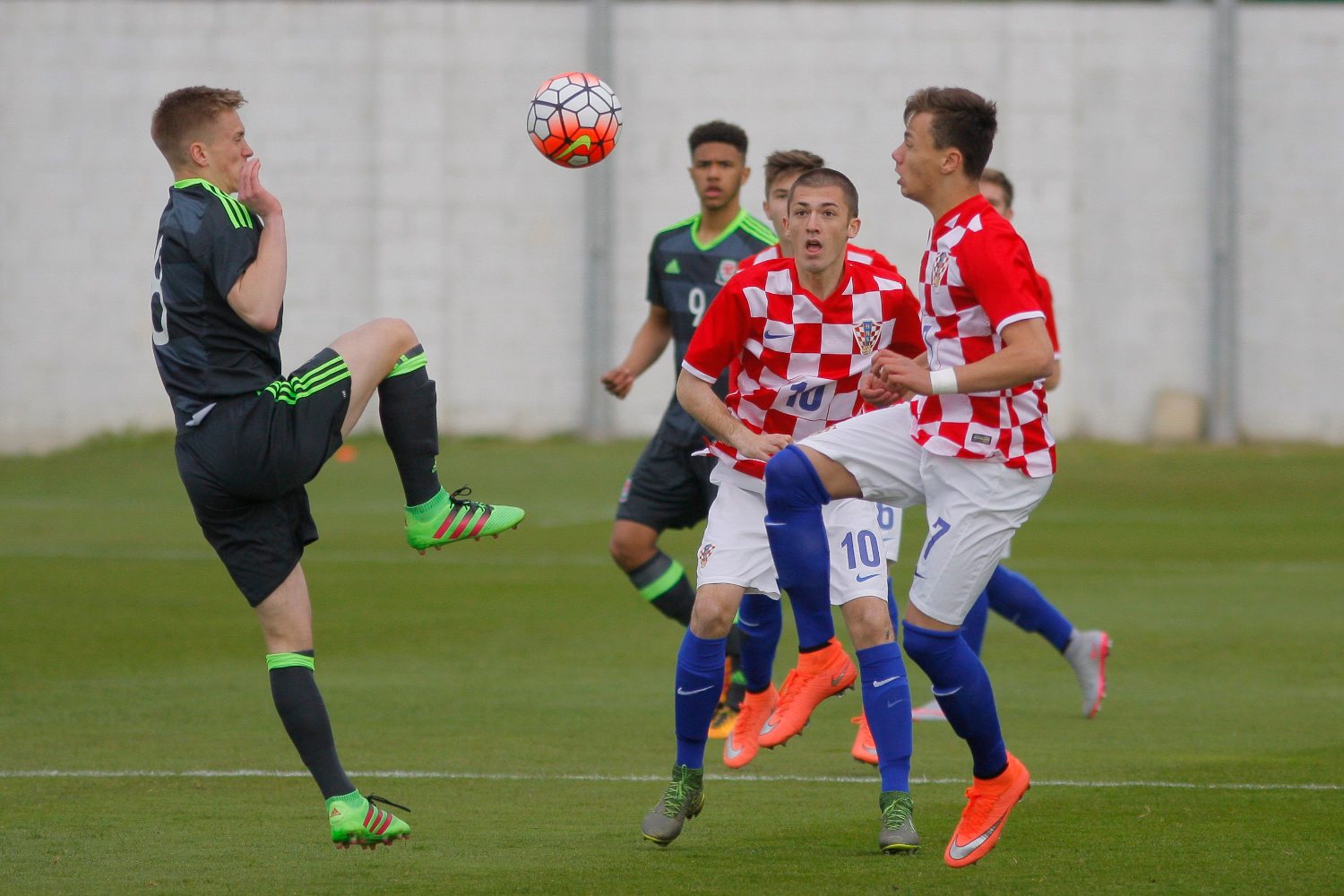 Duje Javorčić (s brojem 10)