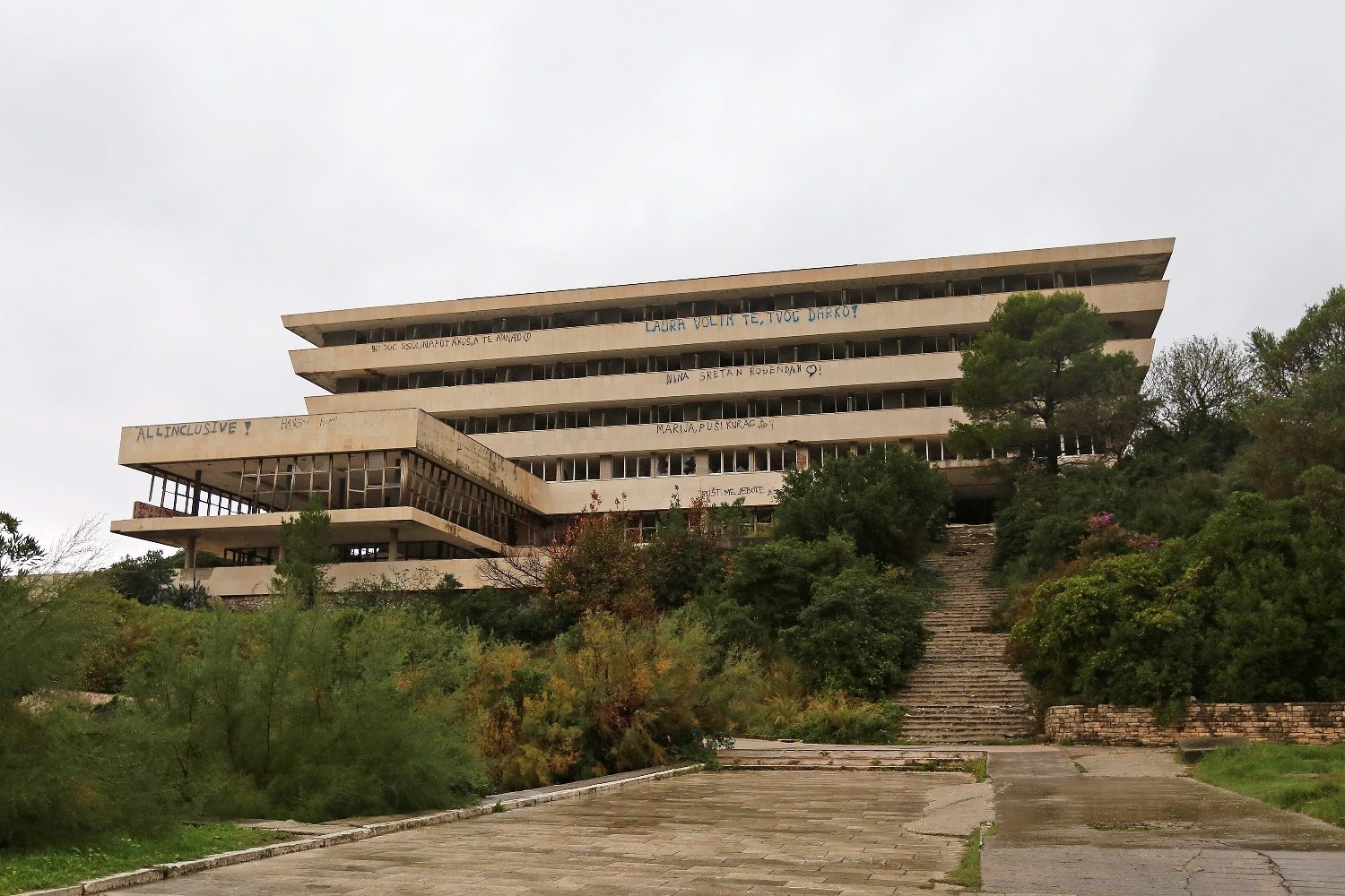 Ruševine hotela u bivšem vojnom odmaralištu Kupari